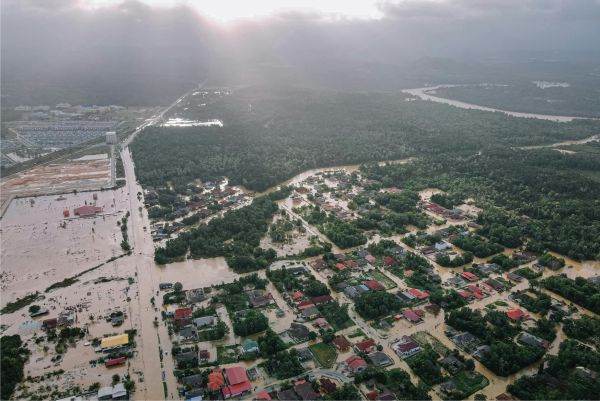 China hit by devastating floods; California faces large-scale vegetation fires